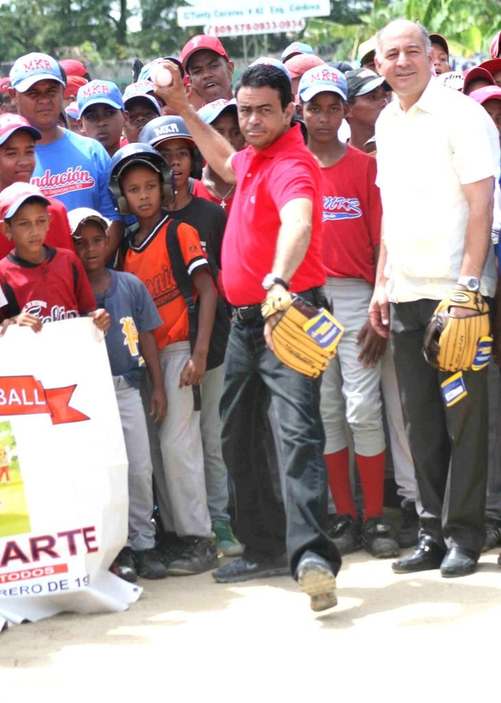 El diputado Carlos García lanza la primera bola